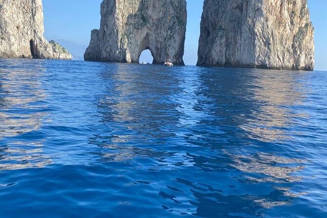 3 Hours Private Boat Tour of Capri with Pasta and Prosecco - Faraglioni and the famous arch of love