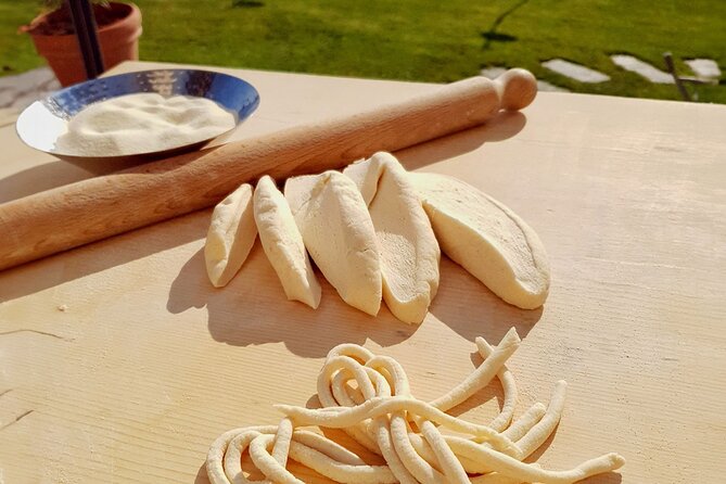 4 Hours Fresh pasta, sun and lake view - Gathering eggs and herbs before the lesson