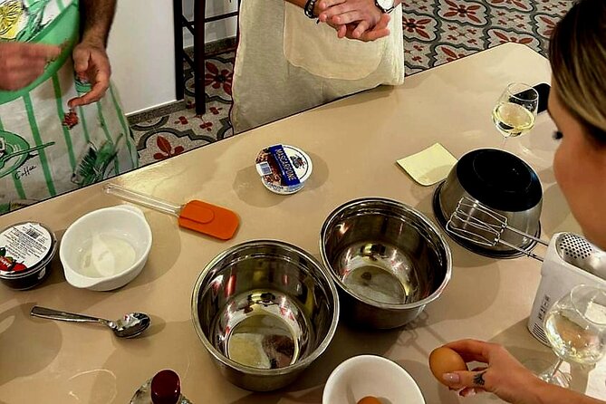 Amalfi: lezione di cucina su pasta, mozzarella e tiramisù - Making tiramisu with a family recipe