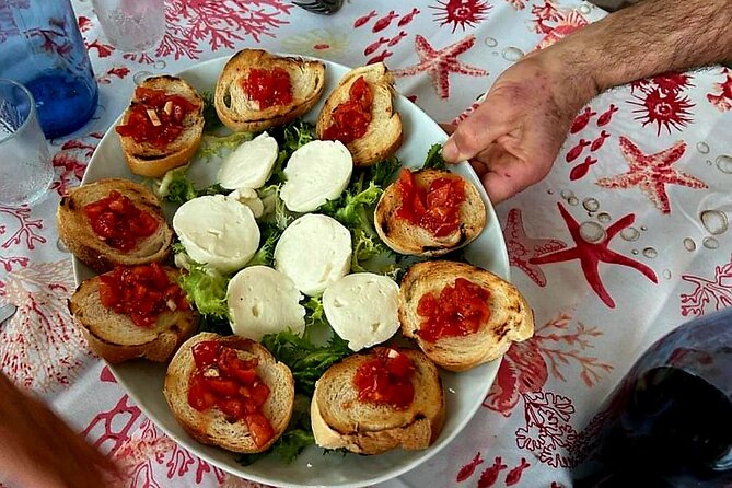 Amalfi: lezione di cucina su pasta, mozzarella e tiramisù - Turning fresh ingredients into mozzarella