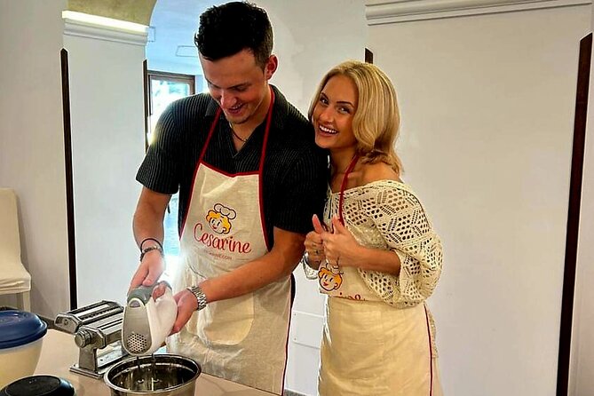 Amalfi: lezione di cucina su pasta, mozzarella e tiramisù - Shaping tagliatelle by hand