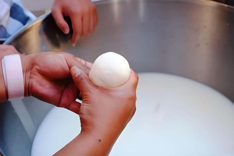 Amalfi: Make Gnocchi, Mozzarella and Tiramisù - Shaping potato gnocchi from scratch