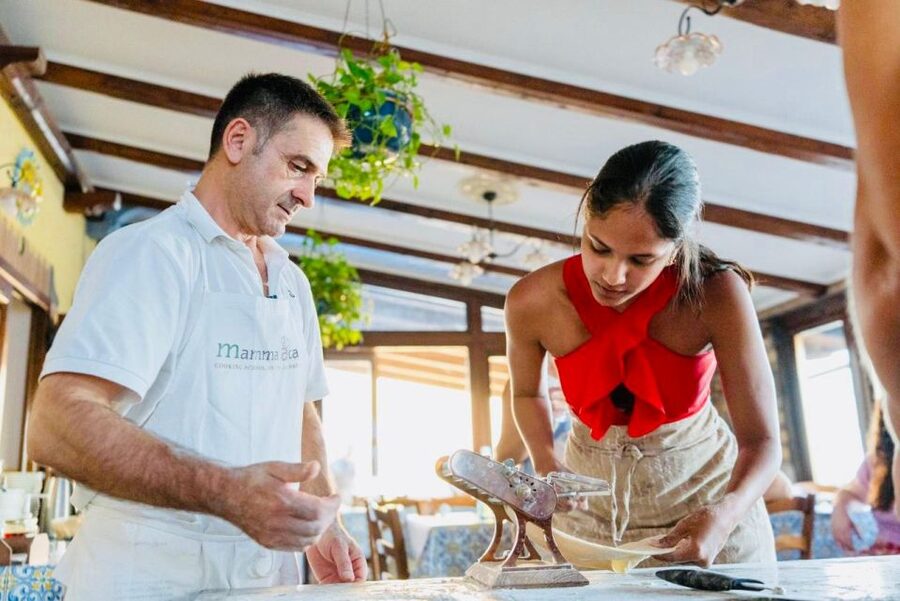 Amalfi: Mozzarella, Fettuccine, and Tiramisù Cooking Class - Making mozzarella by hand