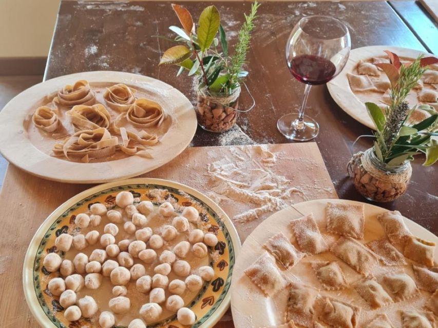 Arezzo: pasta e tiramisù cooking class organic Tuscan farm - The cappuccino welcome and your cooking station