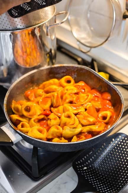 Bologna: 3 Pastas, Tiramisu and Unlimited Wine Tasting - Arriving for pizza and the first wine