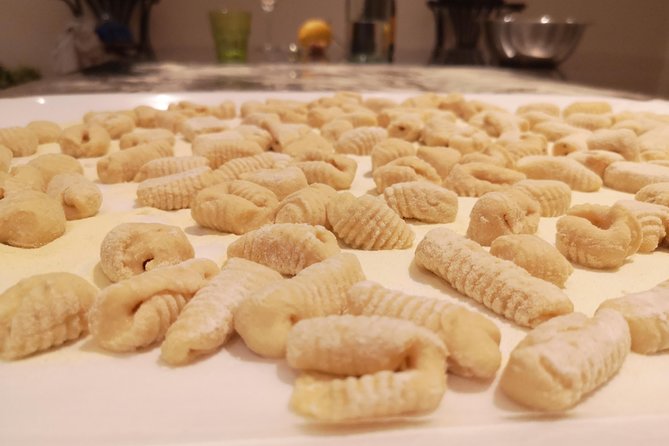 Bruschetta, Fettuccine, Gnocchi, Tiramisu Cooking Class - The people make the class work