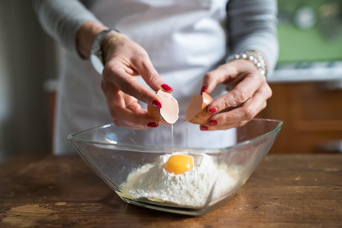 Cesarine: Small group Pasta and Tiramisu class in La Spezia - Prosecco and snacks set the tone