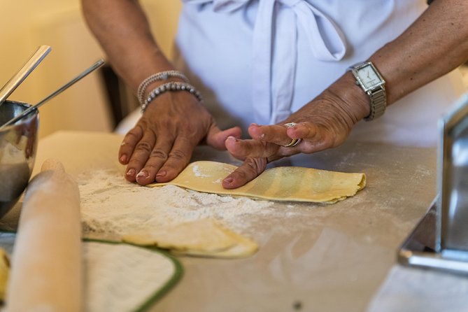 Cesarine: Small group Pasta and Tiramisu class in Lake Garda - Cooking pasta in a Lake Garda home