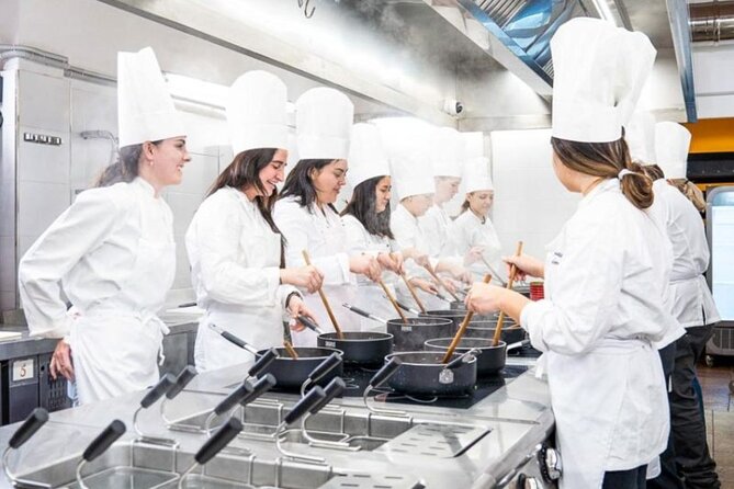 Cooking class with fresh pasta, meat and tastings of 4 wines - Three sauces, with the chef showing the way