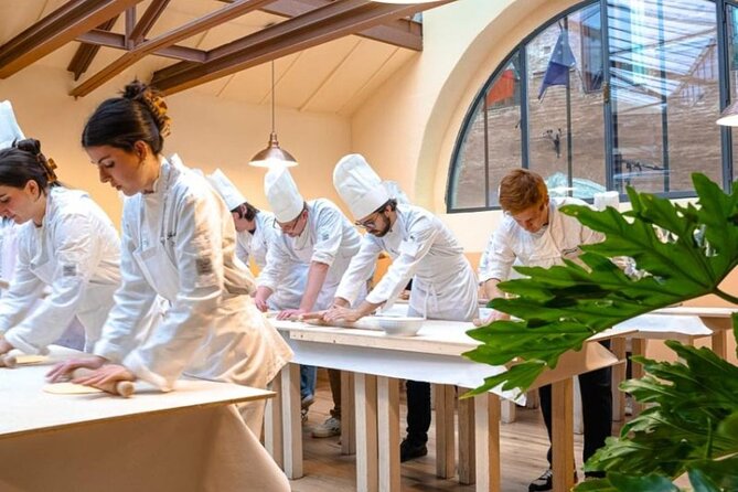Cooking class with fresh pasta, meat and tastings of 4 wines - From kitchen counter to Tuscan table