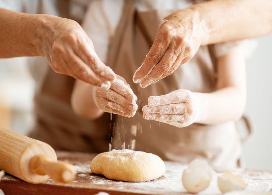 Cooking Lesson: Neapolitan pasta homemade - Rolling the dough by hand on Spaccanapoli