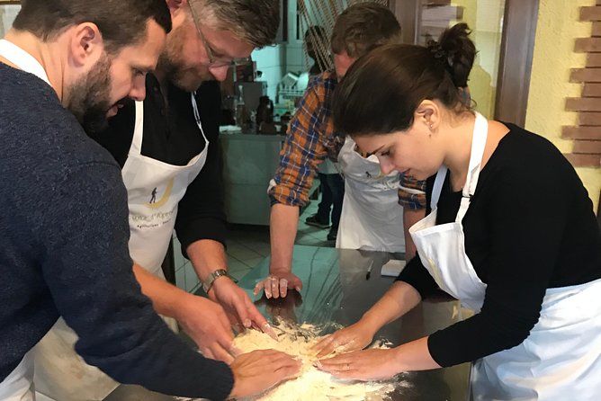 Cooking lesson: tagliatelle, mozzarella and tiramisu - Making mozzarella with remarkably fresh milk