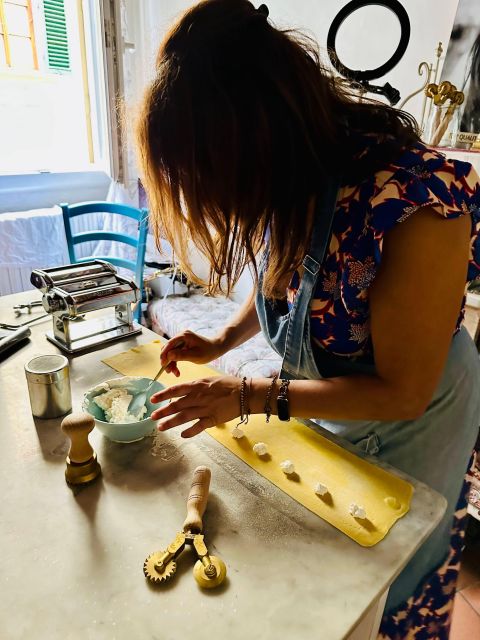 Florence:Dolce Vita by Day Market Tour & Pasta Making Class - From the market to a Florentine apartment