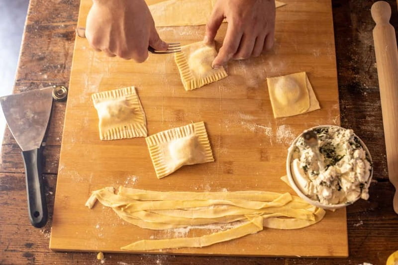 Florence: Pasta & Tiramisu Class with Unlimited Wine - Key points at a glance