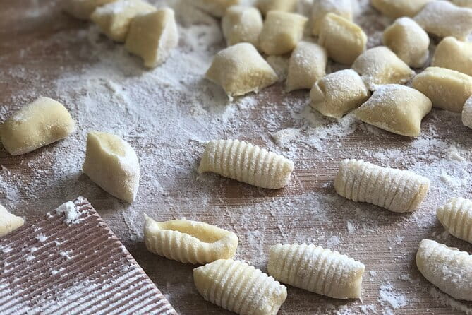 Gluten free pasta and dessert class 6 guests max - Cutting tagliatelle from the same dough