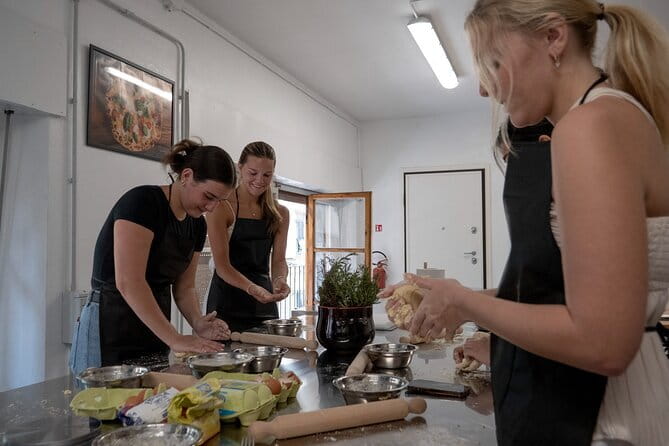 Hands on Deluxe Traditional 4-course dinner with fresh pasta - Group size, noise, and the social side
