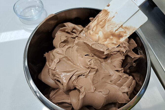 Hands On Pasta and Gelato Cooking Class in LUCCA - Sitting down for a shared Tuscan meal