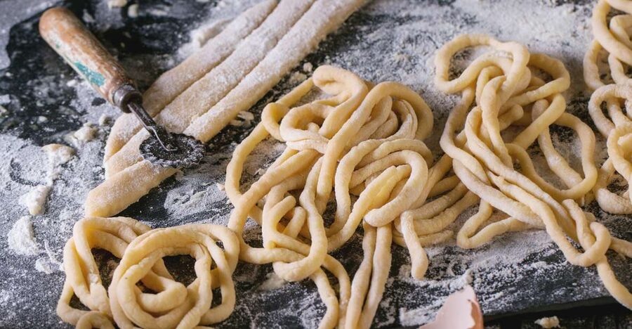 La Spezia: Pasta and Tiramisu Class at a Local's Home - The opening aperitif with Prosecco and nibbles