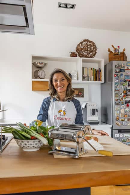 Lake Como: Ravioli Cooking Class with Wine - What the family-style hosting adds