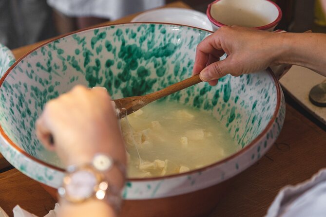 Like a real Chef! Pasta and Pizza with tradional tomato souce! - Preparing a traditional Margherita pizza
