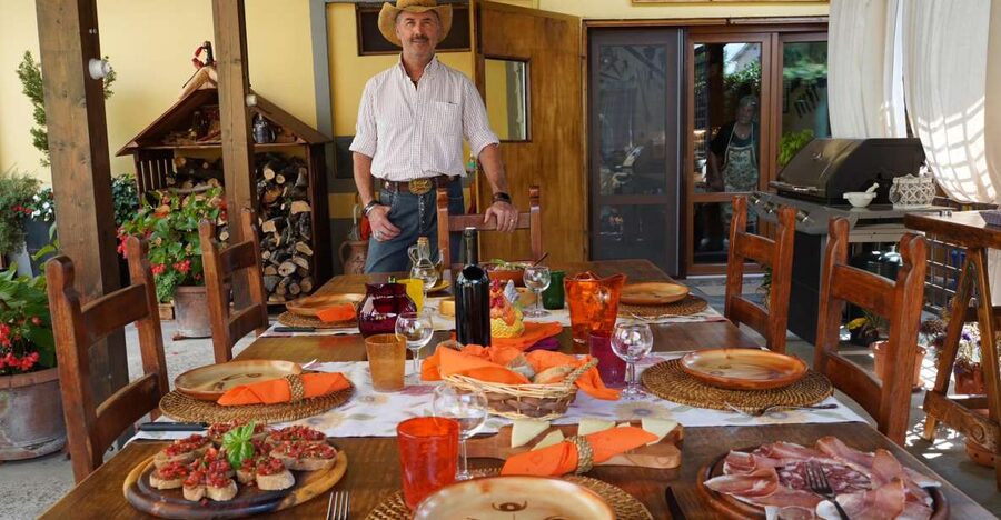 Lucca: Pasta Cooking Class with a Local Chef - A farmhouse welcome outside Lucca