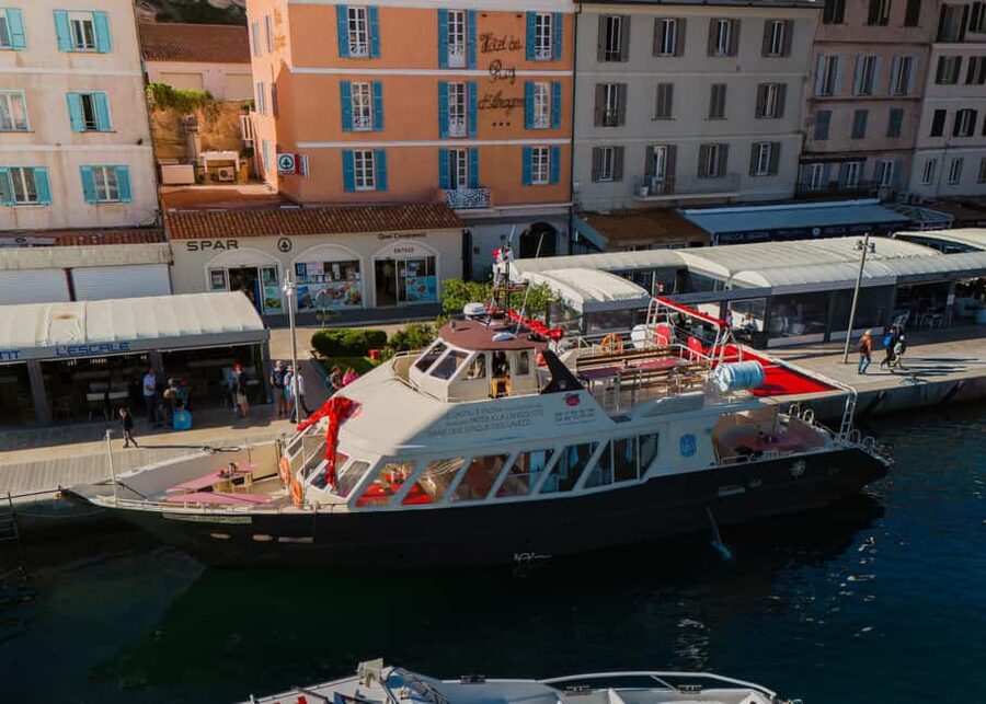 Lunch of lobster pasta in a cove in the Lavezzi Islands - Key points to know before you book