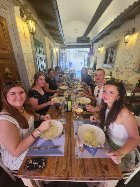 Milan: Pasta and Tiramisu Cooking Class with Wine - Arrival, Prosecco, and the restaurant kitchen