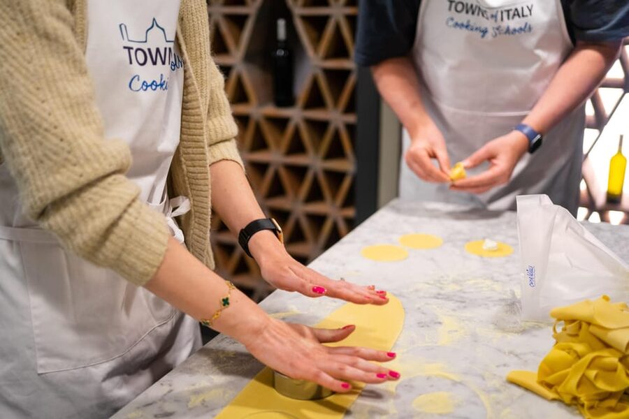 Milan: Pasta Class with Gelato or Tiramisù & Unlimited Wine - The chefs make the difference