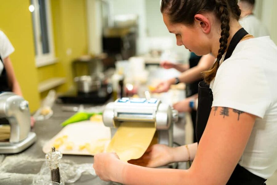 Milan: Pasta, Gnocchi and Tiramisù Cooking Class with Wine - Starting with Prosecco and Italian food talk