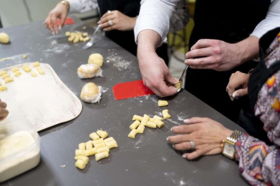 Milan: Pasta, Gnocchi and Tiramisù Cooking Class with Wine - Making fresh pasta and ravioli by hand