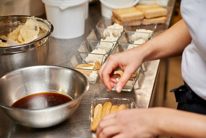 Pasta and Tiramisu Cooking Class in Rome, Piazza Navona - The teaching style and group size