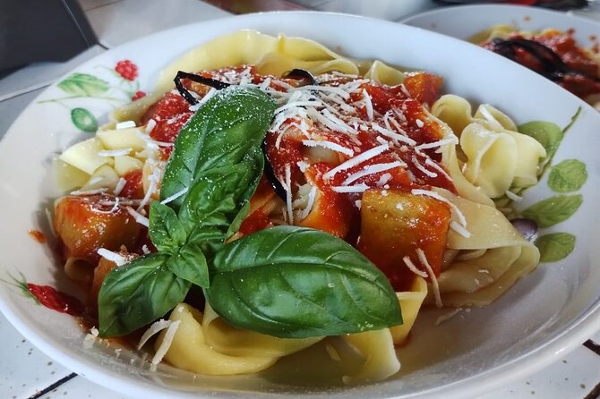 Pasta Class Cook Traditional -Sciacca-Wine included-Shuttle extra - What the high rating tells you, and what it does not