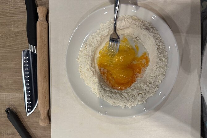 Pasta Fettuccine, Ravioli and Tiramisu Cooking Class in Florence - Meeting the chef and settling into the kitchen