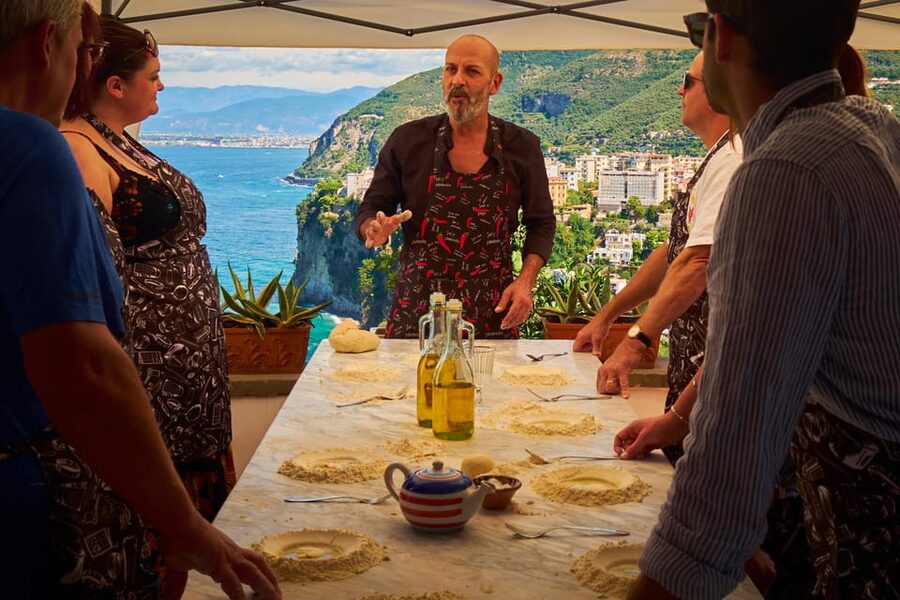 Pizza pasta e sorrento traditional cuisine 100% hands on - Kneading Neapolitan pizza by hand