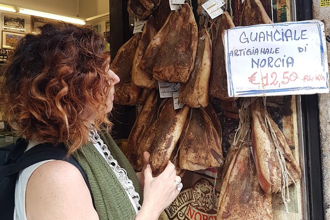 Private 4 Roman Pastas Tasting Tour in Rome - Sitting down at a local trattoria