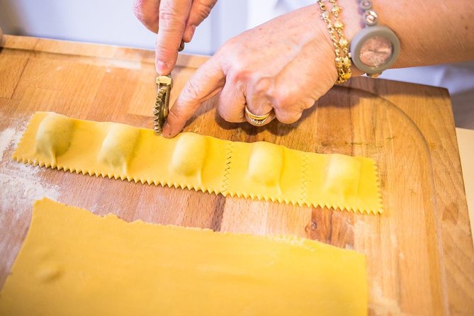 Private pasta-making class at a Cesarina's home with tasting in Parma - Sitting down to eat what you made