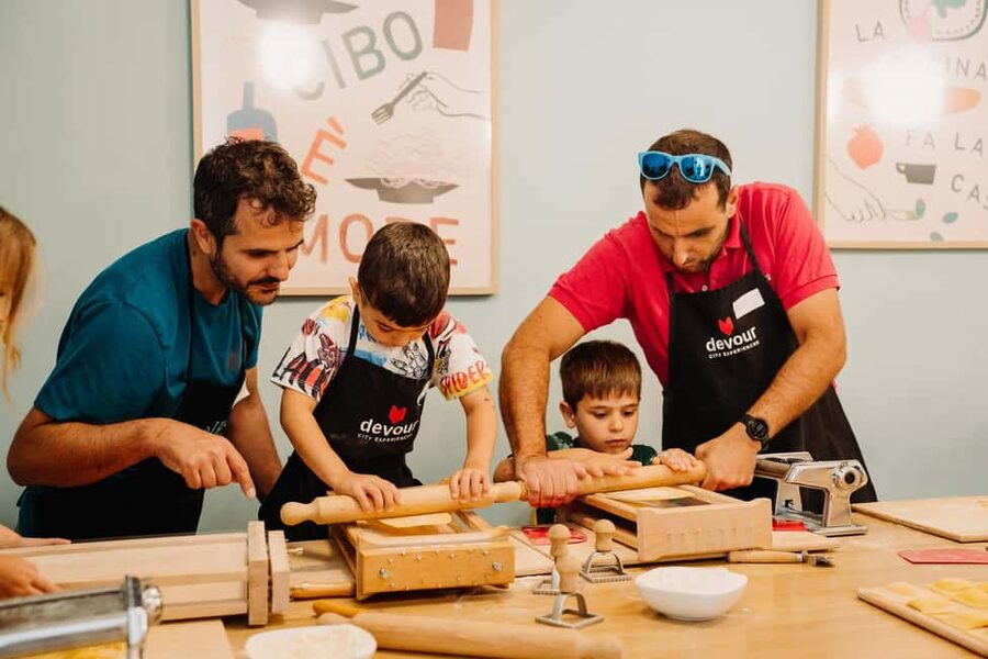 Rome: Fresh Pasta-Making Class with Wine and Gelato - A prosecco welcome and an easy start