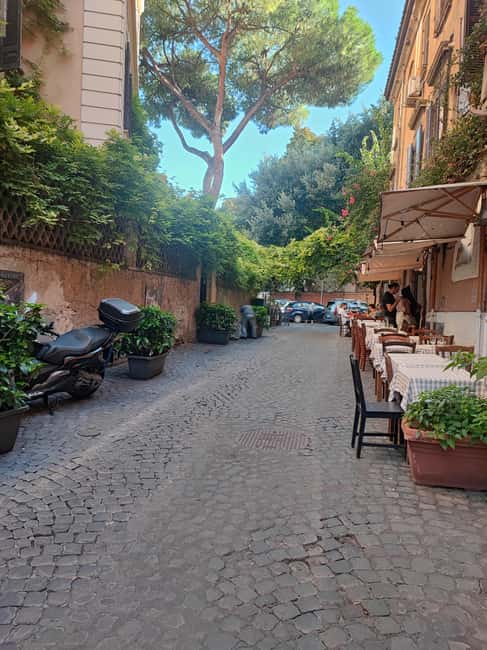 Rome: Pasta, Pizza & Gelato Tour in TRASTEVERE - Pasta, wine, and the sit-down centerpiece