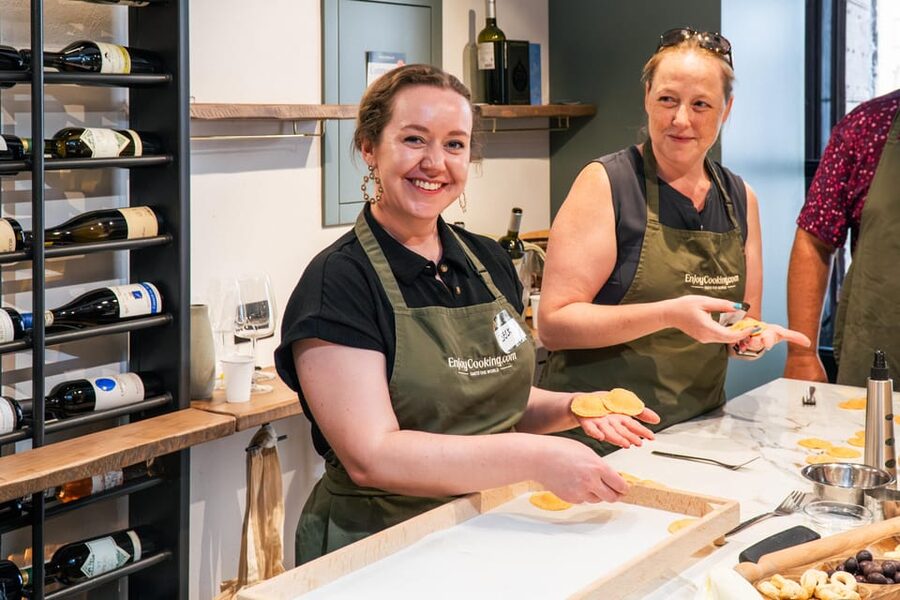 Rome: Pasta, Ravioli & Tiramisu Cooking Class by Colosseum - Who should book this experience