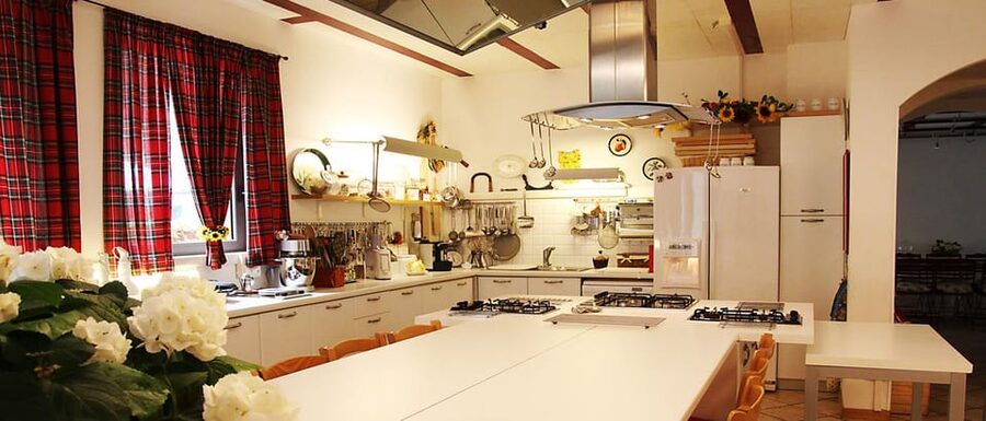 Siena: Traditional Tuscan Cooking Class with Fresh Pasta - Meeting the chefs at Scuola di cucina di Lella