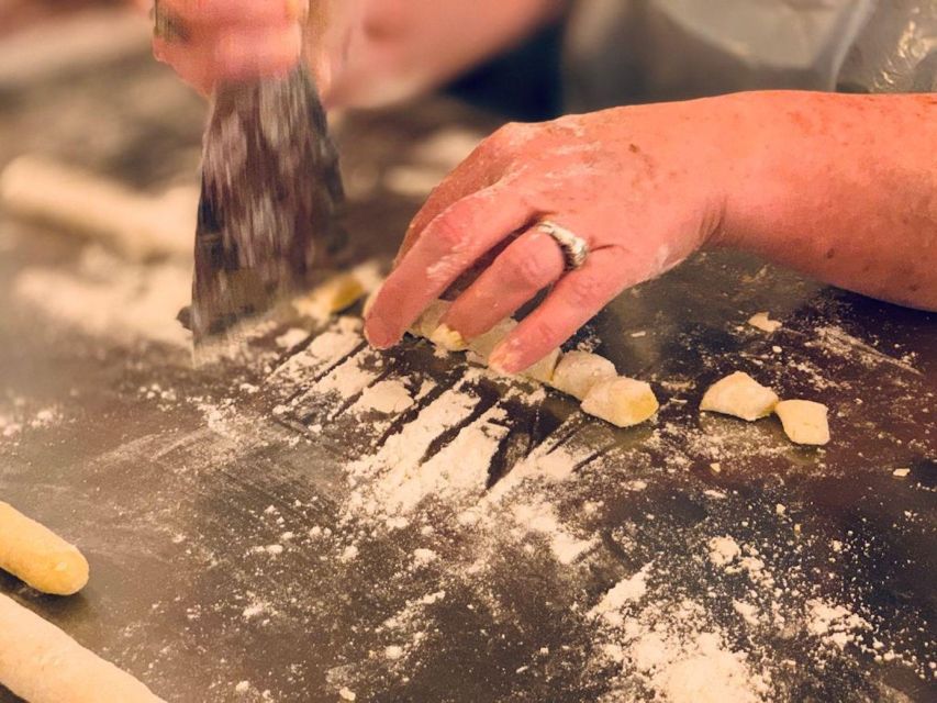 Venice: Pasta and Tiramisu Cooking Class with Wine - Arriving in the Dorsoduro restaurant